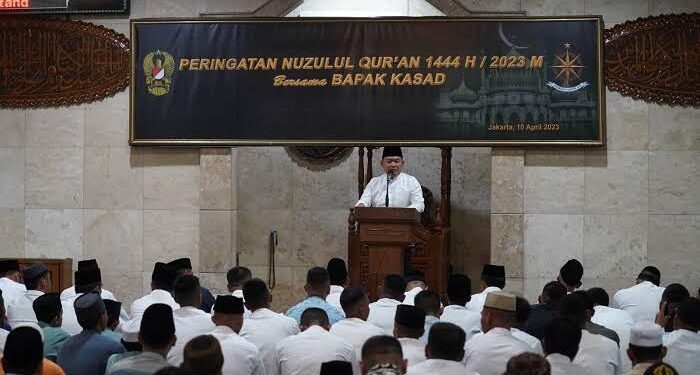 KASAD Jenderal Dudung Beri Ceramah Nuzulul Qur’an dan Jadi Imam Shalat Tarawih di Pusbekangad